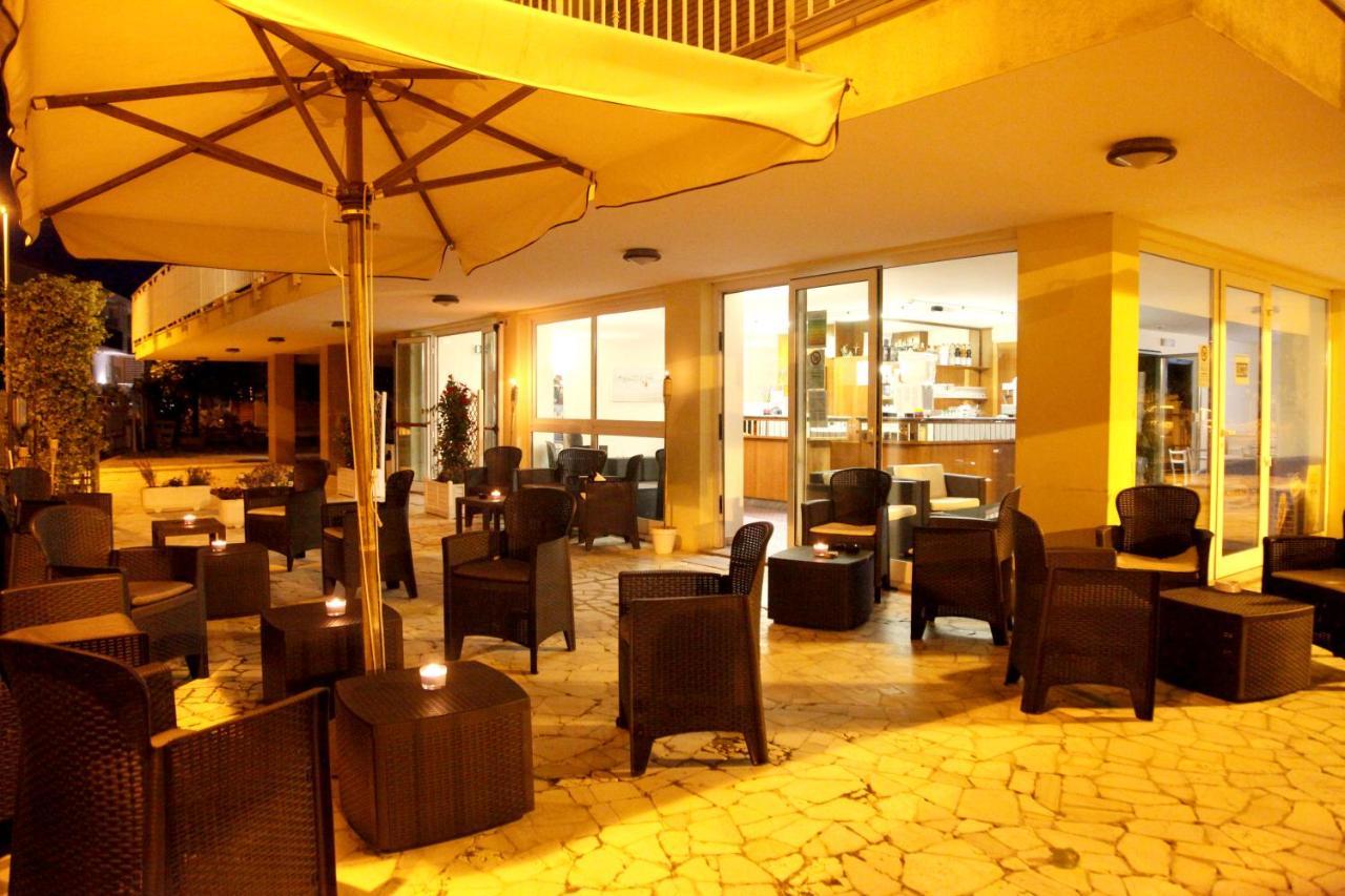 Hotel Alfa Anche In All Inclusive Римини Екстериор снимка