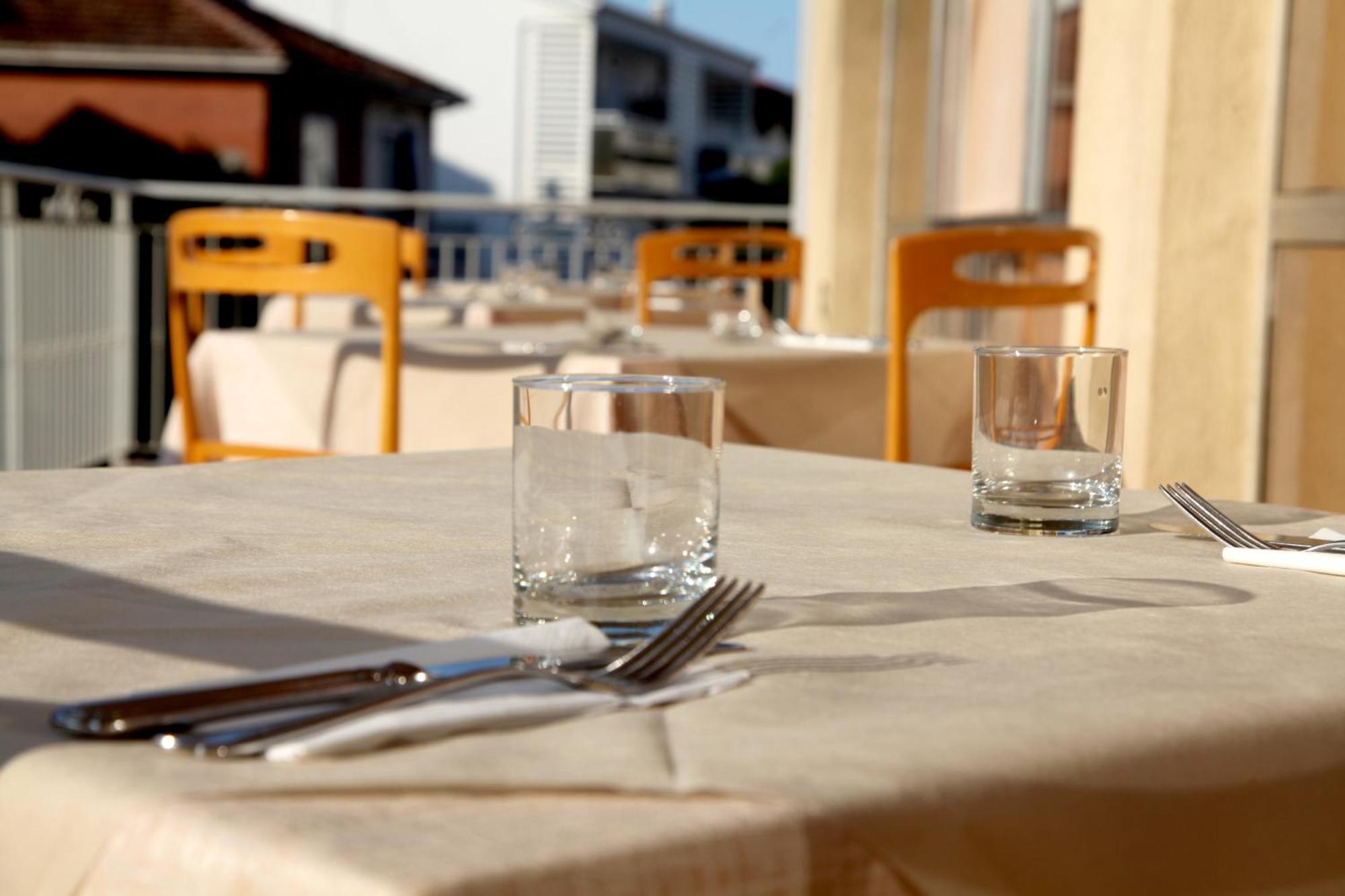 Hotel Alfa Anche In All Inclusive Римини Екстериор снимка