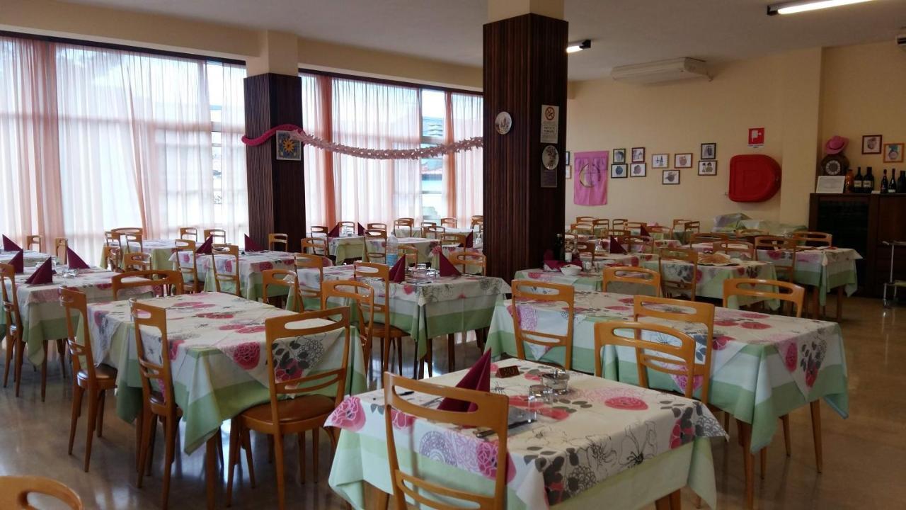 Hotel Alfa Anche In All Inclusive Римини Екстериор снимка
